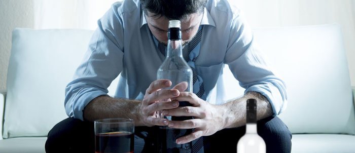 Мужчина с бутылкой алкоголя решил анонимно лечиться от алкоголизма